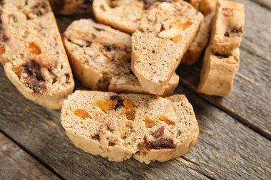 Ahşap arka planda lezzetli bisküviler, yakın plan.