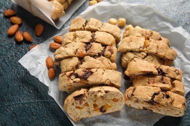 Lezzetli kurabiyeli parşömen ve gri arka planda badem fıstığı.