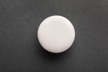 Gri arka plan üzerinde boş beyaz rozet