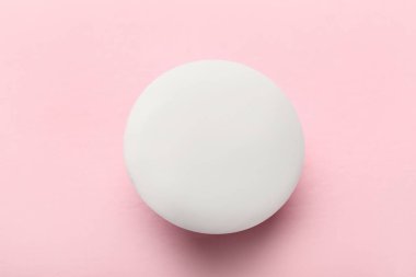 Pembe arka planda boş beyaz rozet