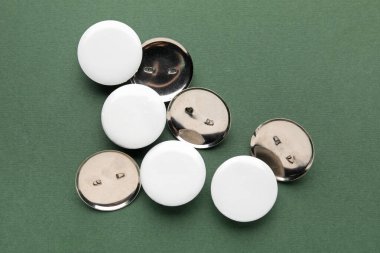 Yeşil arkaplanda boş beyaz rozetler