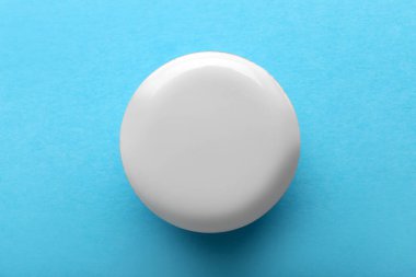 Mavi arkaplanda boş beyaz rozet