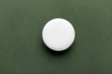 Yeşil arkaplanda boş beyaz rozet