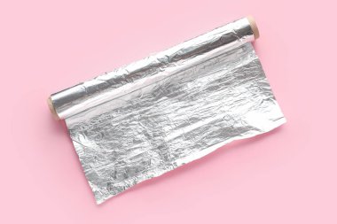 Pembe arkaplanda alüminyum folyo rulo