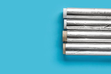 Alüminyum folyo renk arkaplanında yuvarlanır