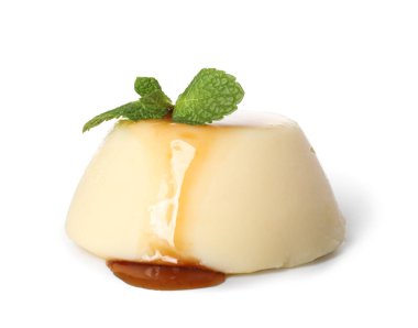 Karamel şurubuyla kaplı nefis puding beyaz arka planda izole edilmiş.