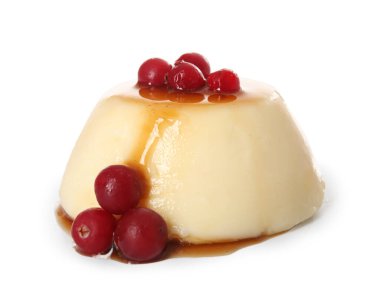 Beyaz arka planda izole edilmiş karamelli yaban mersinli lezzetli puding.