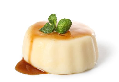 Karamel şurubuyla kaplı nefis puding beyaz arka planda izole edilmiş.