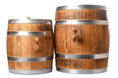 Beyaz arka planda metal halkalı meşe fıçıları var.