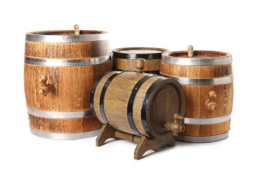 Beyaz arka planda metal halkalı meşe fıçıları var.