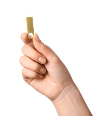 Beyaz arkaplanda altın USB bellek taşıyan kadın