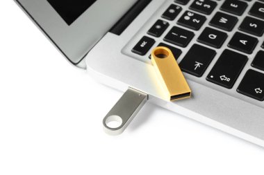 Metalik ve altın USB flaş bellekli modern dizüstü bilgisayar beyaz arkaplanda izole edildi
