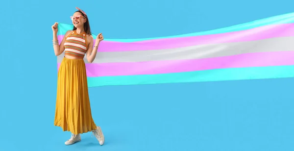 Jonge Vrouw Met Transgender Vlag Blauwe Achtergrond — Stockfoto
