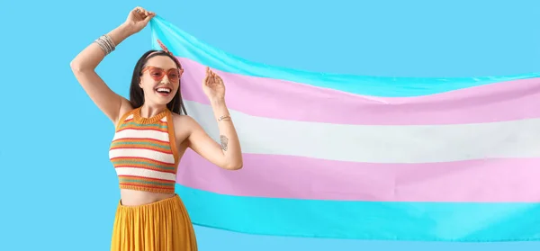 Młoda Kobieta Flagą Transgenderową Niebieskim Tle — Zdjęcie stockowe