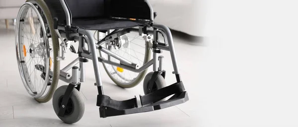 Пустой Инвалидный Кресло Помещении Баннер Дизайна — стоковое фото