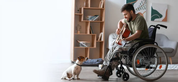 Hund Und Soldat Rollstuhl Spielen Hause Gitarre Banner Für Design — Stockfoto