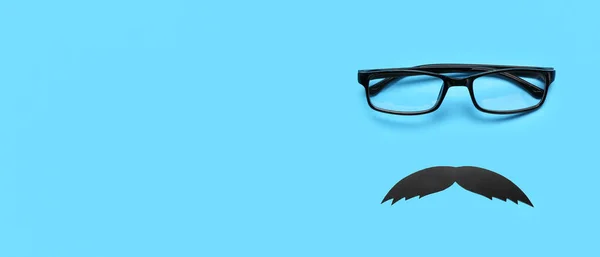 Glasögon Och Papper Mustasch Ljusblå Bakgrund Med Utrymme För Text — Stockfoto