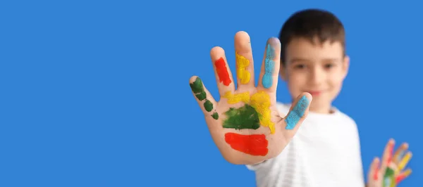 Kleiner Junge Mit Palme Farben Auf Blauem Hintergrund Nahaufnahme Banner — Stockfoto