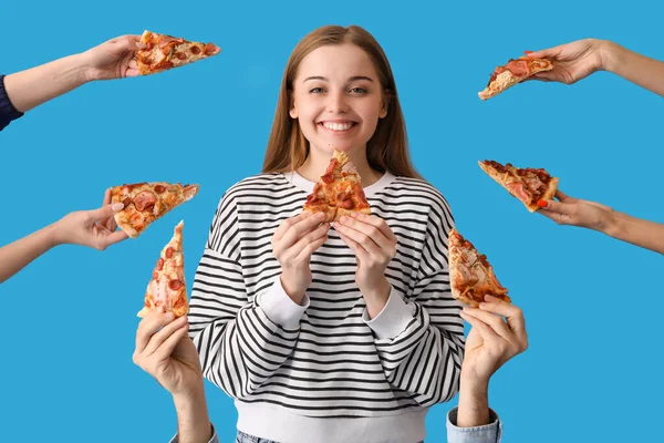 Gelukkige Jonge Vrouw Vele Handen Met Pizza Plakjes Blauwe Achtergrond — Stockfoto