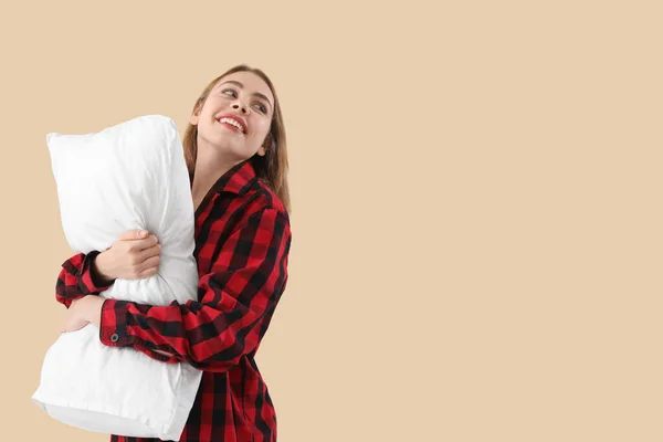 Junge Frau Schlafanzug Mit Kissen Auf Beigem Hintergrund — Stockfoto