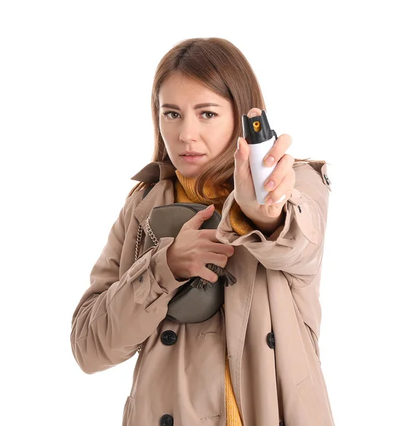 白を背景に自己防衛のためのコショウスプレーを持つ若い女性 — ストック写真