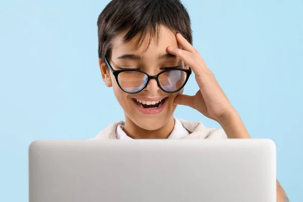 Menino Feliz Óculos Usando Laptop Fundo Azul Close — Fotografia de Stock