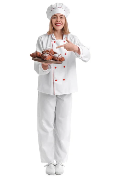 Panadero Femenino Señalando Bordo Sabrosos Croissants Sobre Fondo Blanco —  Fotos de Stock