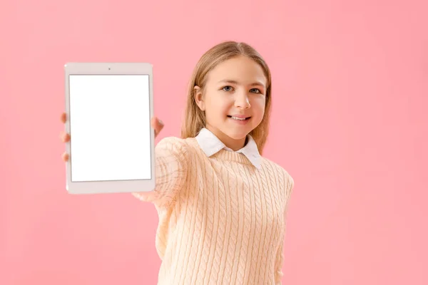 Malá Dívka Tabletovým Počítačem Růžovém Pozadí — Stock fotografie