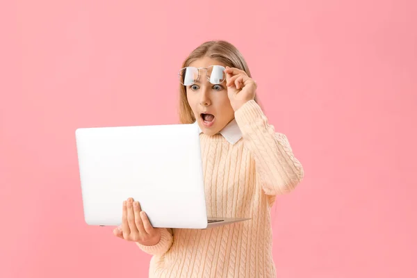 Terkejut Gadis Kecil Kacamata Menggunakan Laptop Latar Belakang Merah Muda — Stok Foto