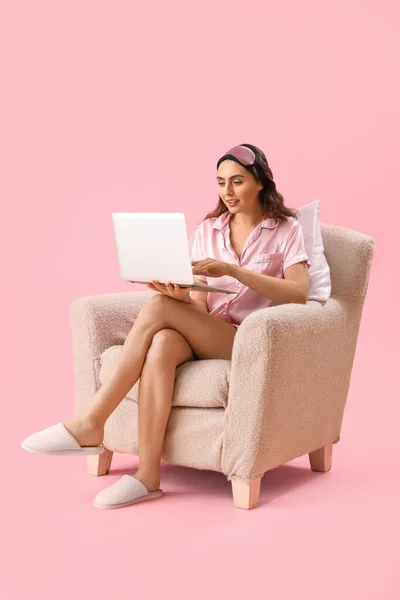 Jovem Mulher Usando Laptop Poltrona Fundo Rosa — Fotografia de Stock