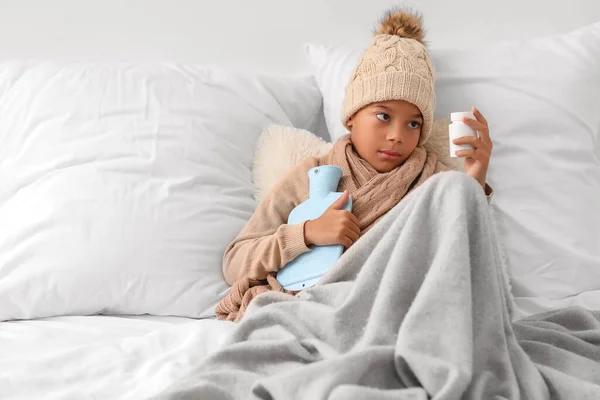 Kranker Afroamerikanischer Junge Mit Wärmflasche Und Medikamenten Schlafzimmer — Stockfoto