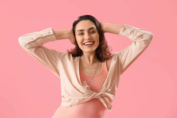 Attraktive Junge Frau Hemd Auf Rosa Hintergrund — Stockfoto