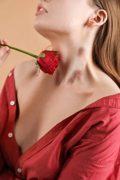 Žena Láskou Kousnutí Krku Růžové Květy Barevném Pozadí Detailní Záběr — Stock fotografie