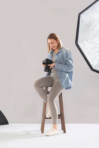 Kvinnlig Fotograf Med Professionell Kamera Sitter Studio — Stockfoto