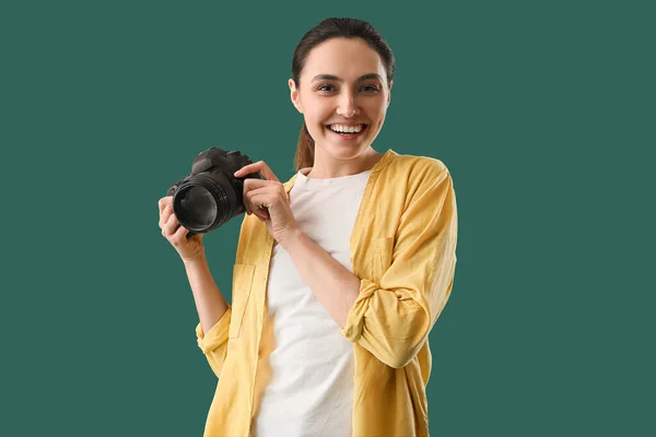 Kvinnlig Fotograf Med Professionell Kamera Grön Bakgrund — Stockfoto