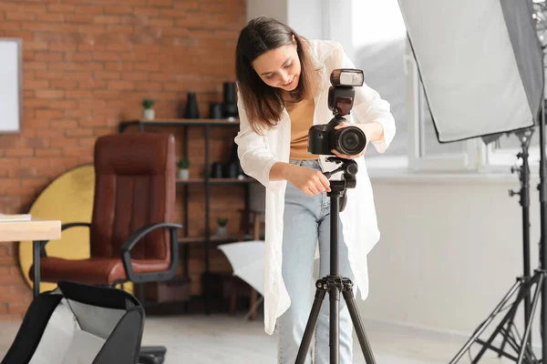 Female Photographer Professional Camera Studio — Stock Photo, Image