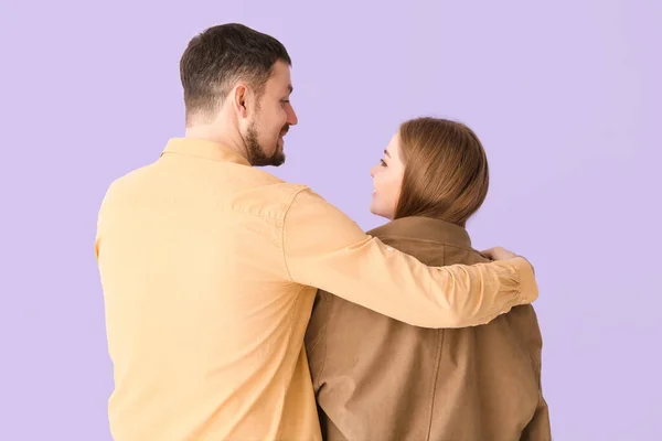 Genç Adam Ceketiyle Karısına Sarılıyor Arka Planda Leylak Rengi — Stok fotoğraf