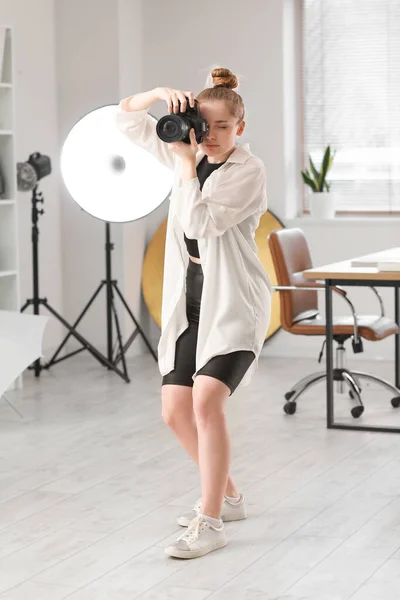 Jonge Vrouwelijke Fotograaf Met Professionele Camera Aan Het Werk Studio — Stockfoto