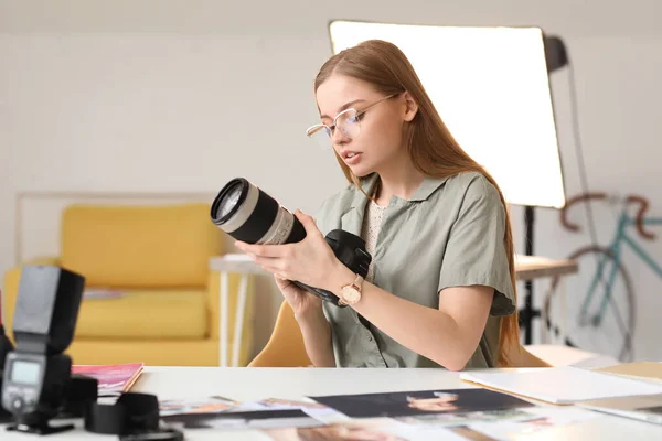 Ung Kvinnlig Fotograf Med Professionell Kamera Vid Bord Studio — Stockfoto