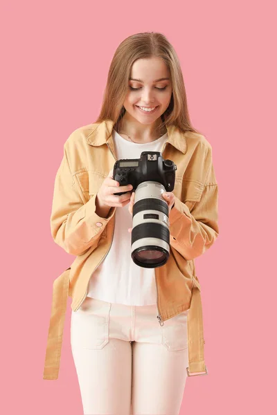 Jonge Vrouwelijke Fotograaf Met Professionele Camera Roze Achtergrond — Stockfoto