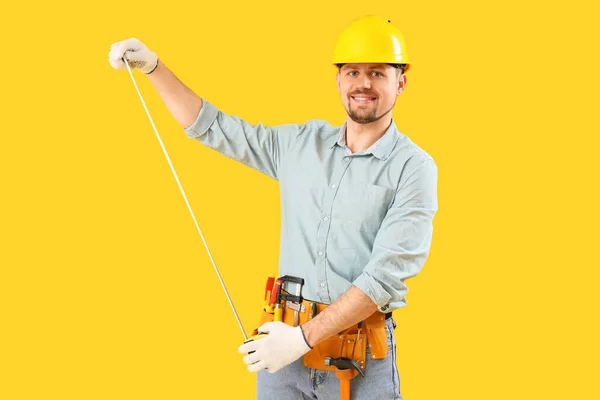 Carpinteiro Masculino Com Fita Métrica Fundo Amarelo — Fotografia de Stock