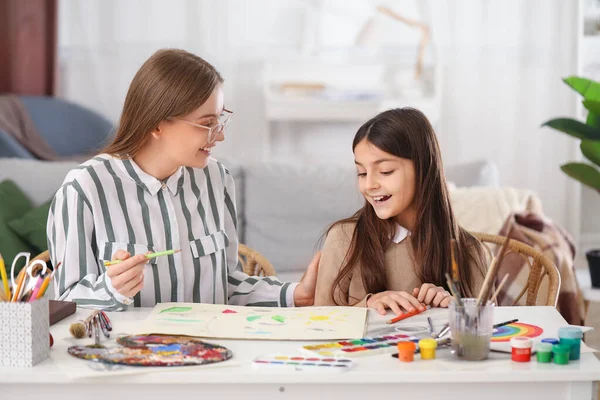 画老师在家里给小女孩上私人艺术课 — 图库照片