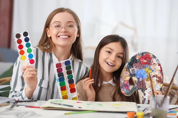 小女孩和她在家里画颜料的绘画老师 — 图库照片