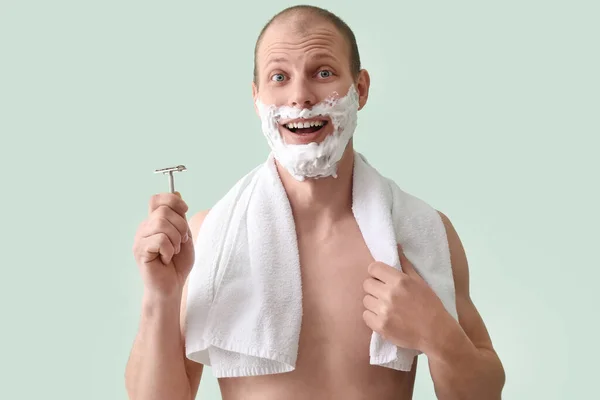 Happy Young Man Shaving Green Background — Stock Photo, Image