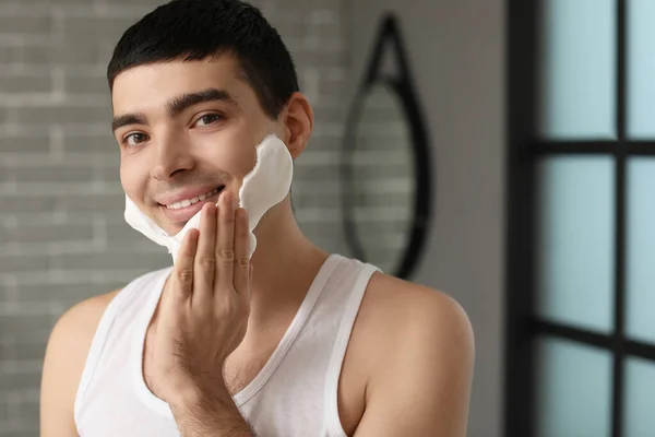 Junger Mann Sprüht Rasierschaum Auf Gesicht Badezimmer — Stockfoto