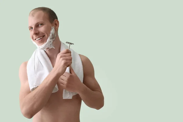 Young Man Shaving Green Background — Stock Photo, Image