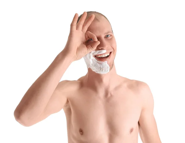 Jovem Com Espuma Barbear Rosto Mostrando Contra Fundo Branco — Fotografia de Stock