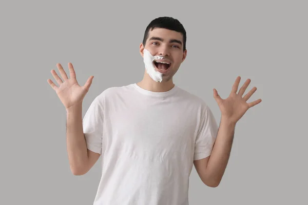 Vtipný Mladý Muž Pěnou Holení Obličeji Proti Světlé Pozadí — Stock fotografie