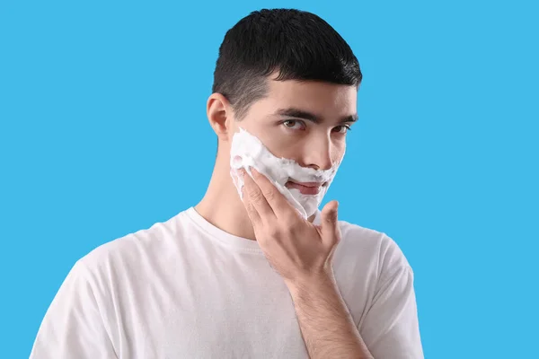 Giovane Uomo Con Schiuma Barba Sul Viso Contro Sfondo Azzurro — Foto Stock