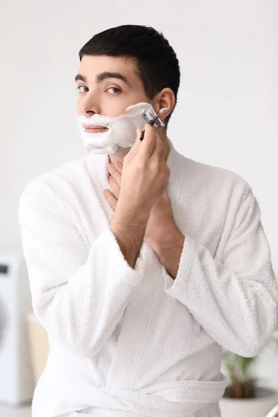 Jovem Barbear Banheiro — Fotografia de Stock